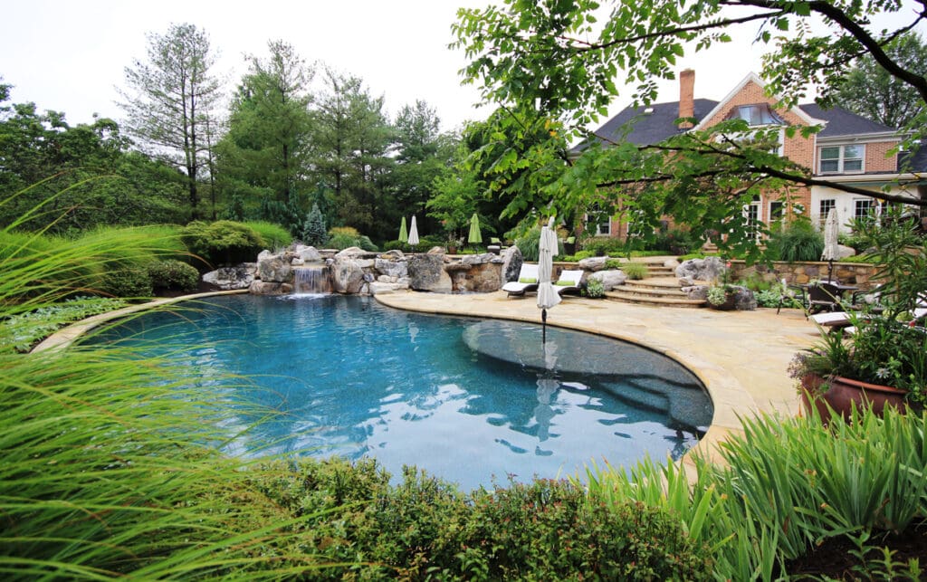 curved-swimming-pool-design-with-built-in-umbrella-stand